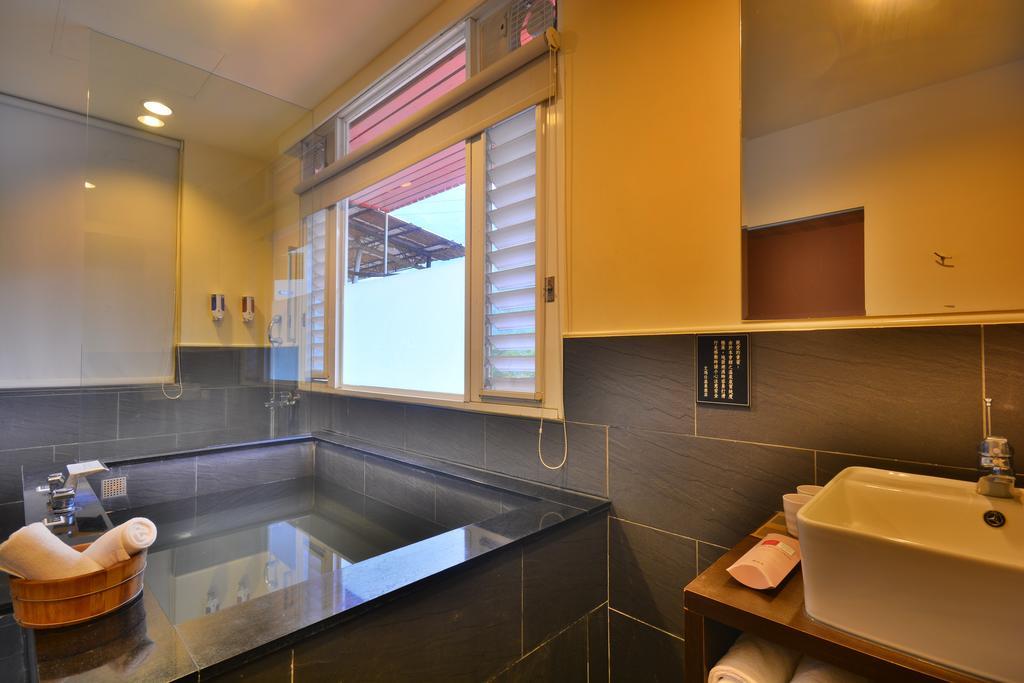Courier Station Hotel Wulai Bagian luar foto