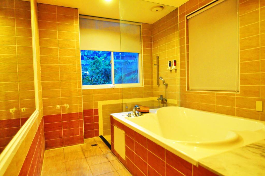 Courier Station Hotel Wulai Bagian luar foto