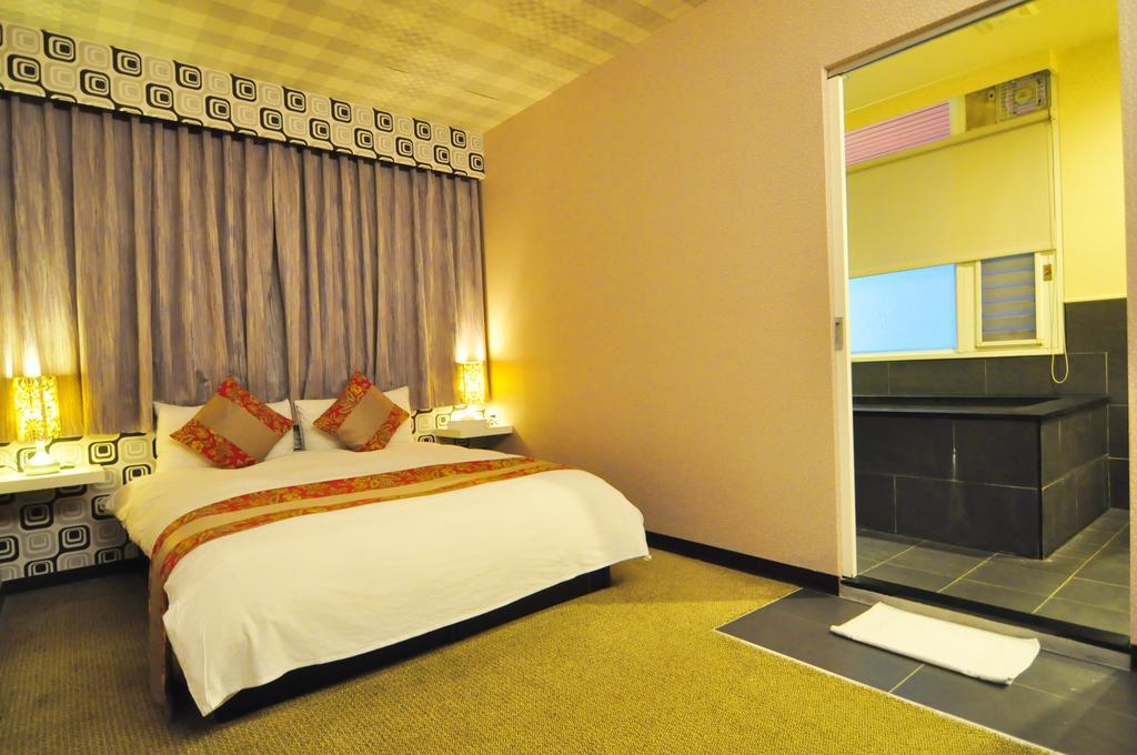 Courier Station Hotel Wulai Bagian luar foto
