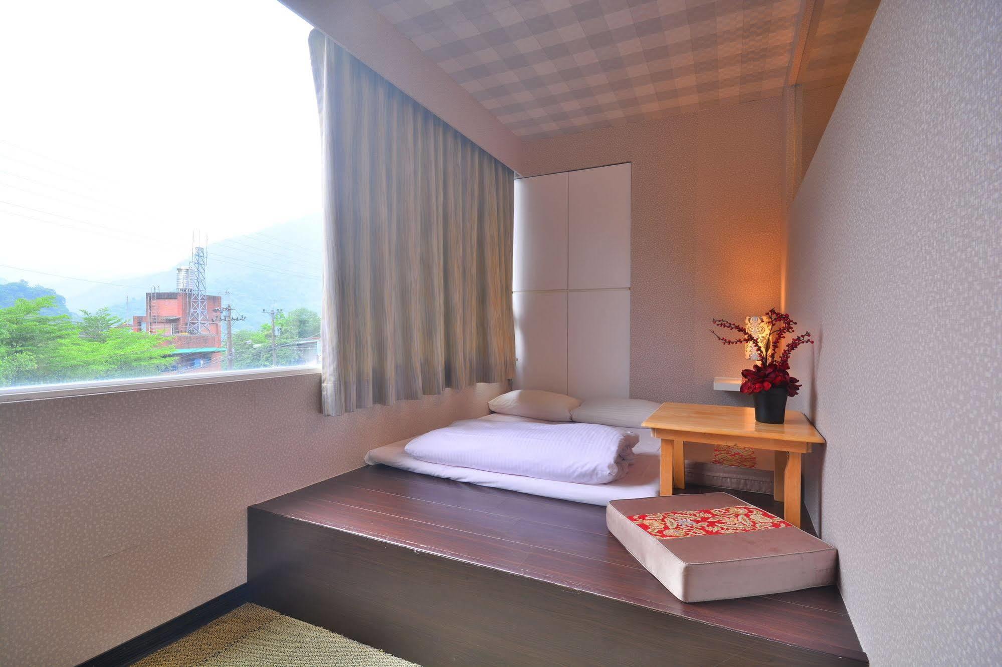 Courier Station Hotel Wulai Bagian luar foto