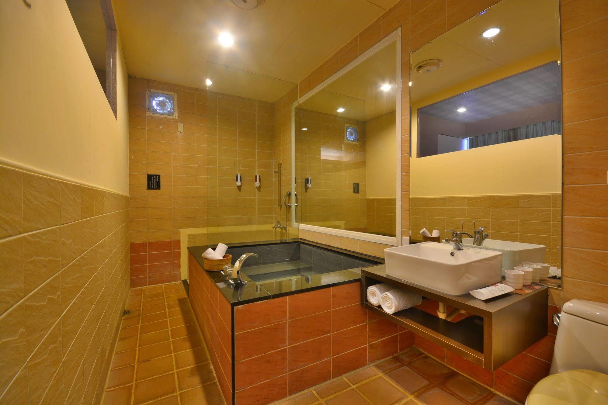 Courier Station Hotel Wulai Bagian luar foto