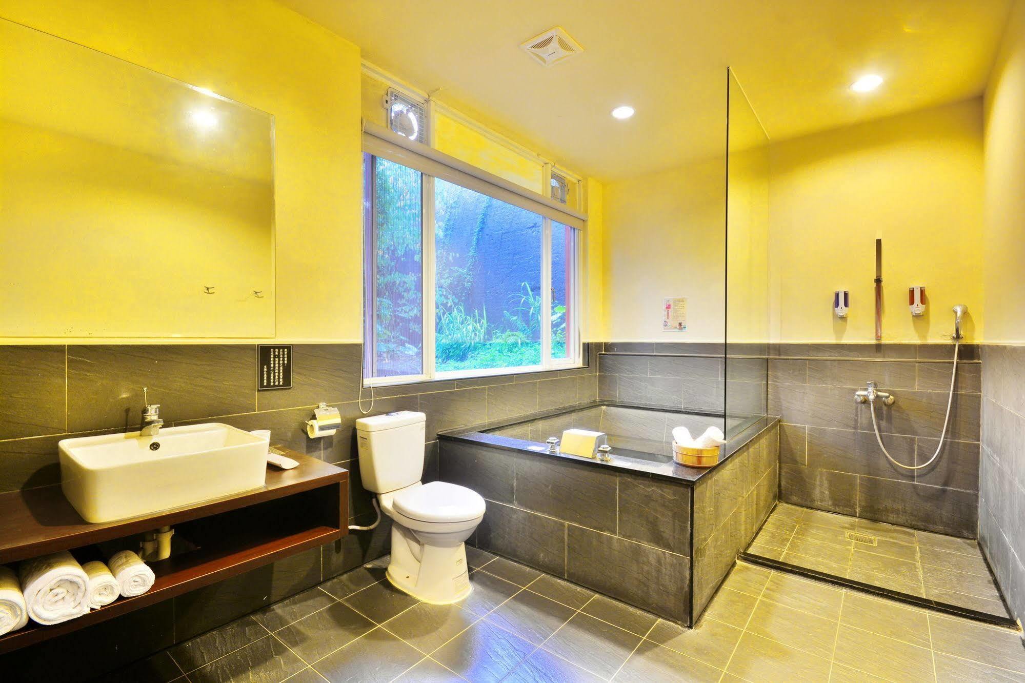Courier Station Hotel Wulai Bagian luar foto