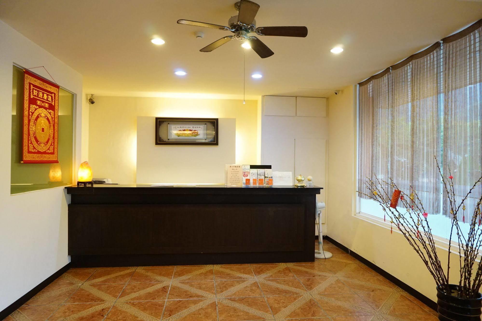 Courier Station Hotel Wulai Bagian luar foto