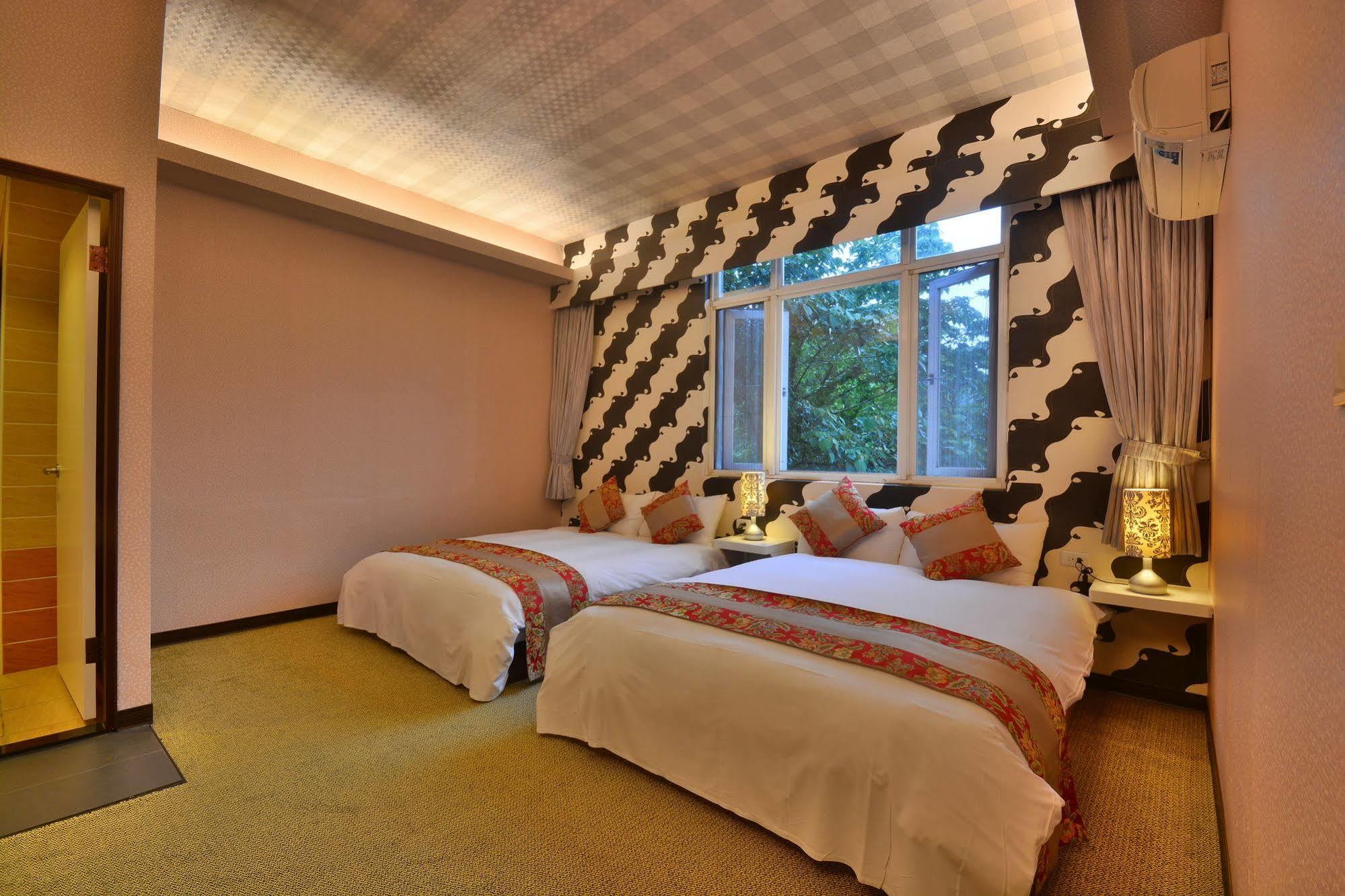 Courier Station Hotel Wulai Bagian luar foto