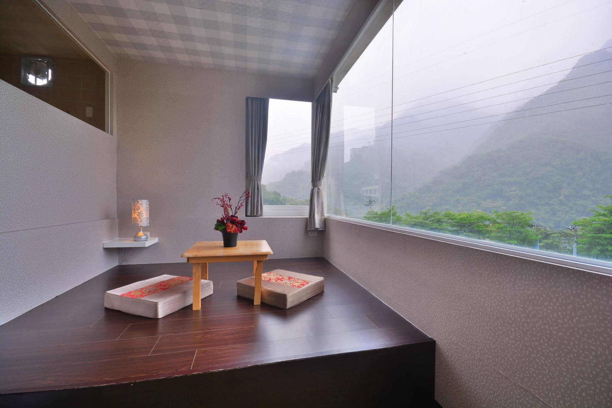 Courier Station Hotel Wulai Bagian luar foto
